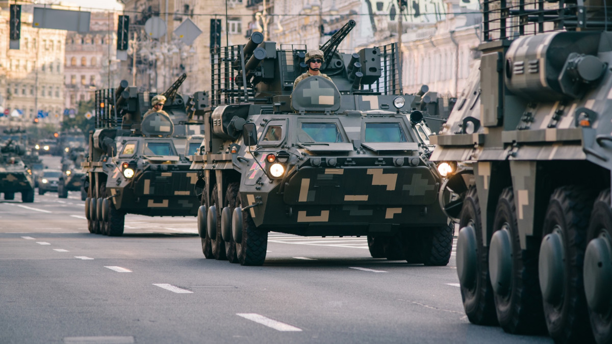 Kombinierte mechanisierte Kolonne der Streitkräfte der Ukraine durch Khreschatyk