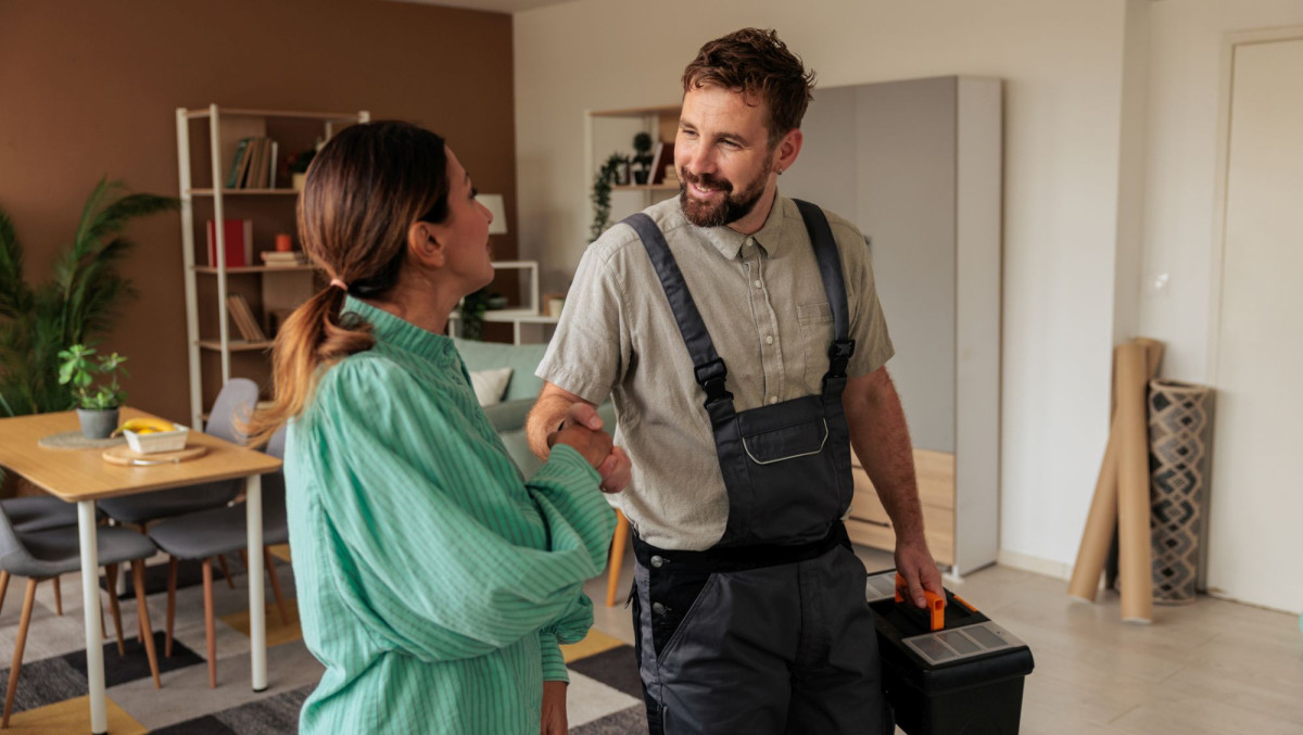 Kundin verabschiedet Handwerker