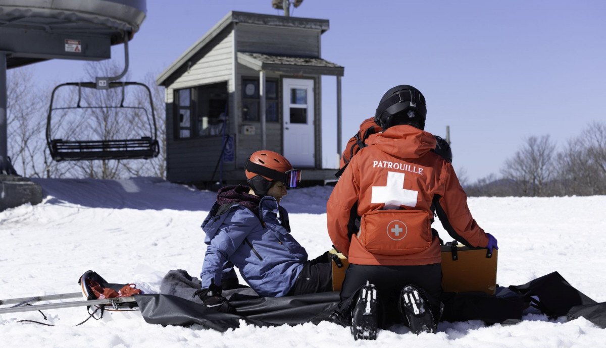 Eine Skifahrerin muss nach einem Unfall ärztlich versorgt werden.