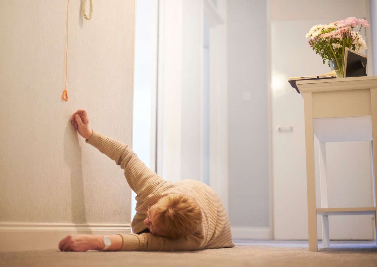 Eine gestürzte Frau liegt auf dem Boden