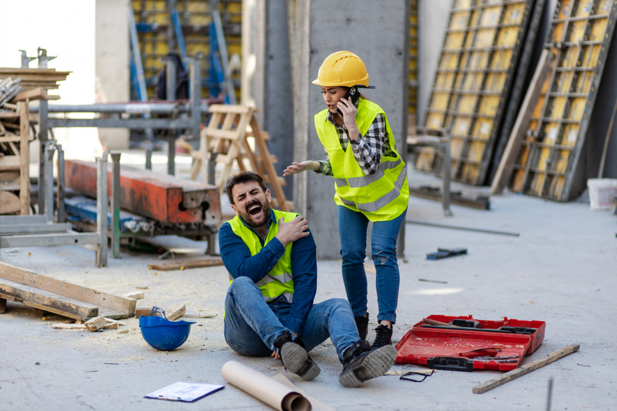 Ein Bauarbeiter hat sich auf einer Baustelle verletzt.