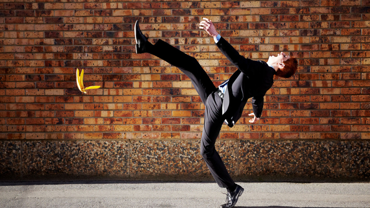 Mann rutscht auf Banane aus