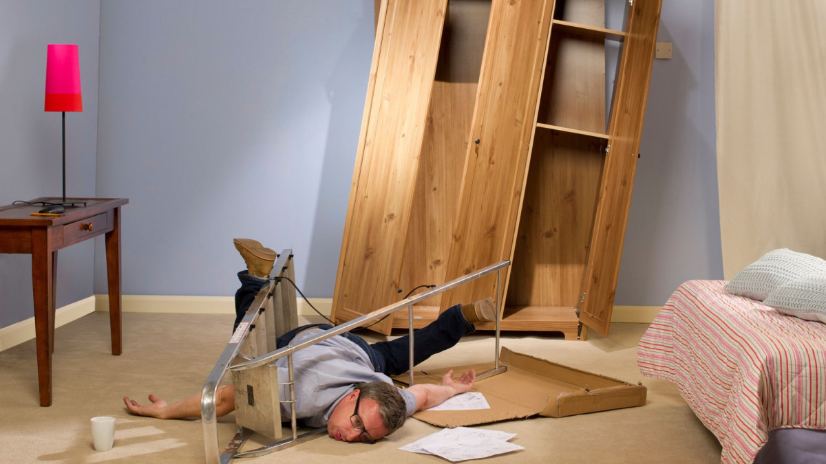 Gestürzter Mann im Wohnzimmer
