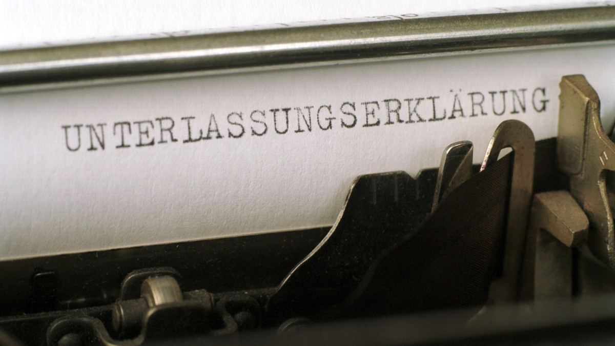 as Wort UNTERLASSUNGSERKLAERUNG auf einer alten Schreibmaschine geschrieben.
