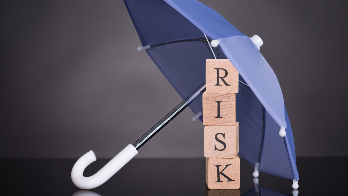 Holzklötze unter einem Schirm