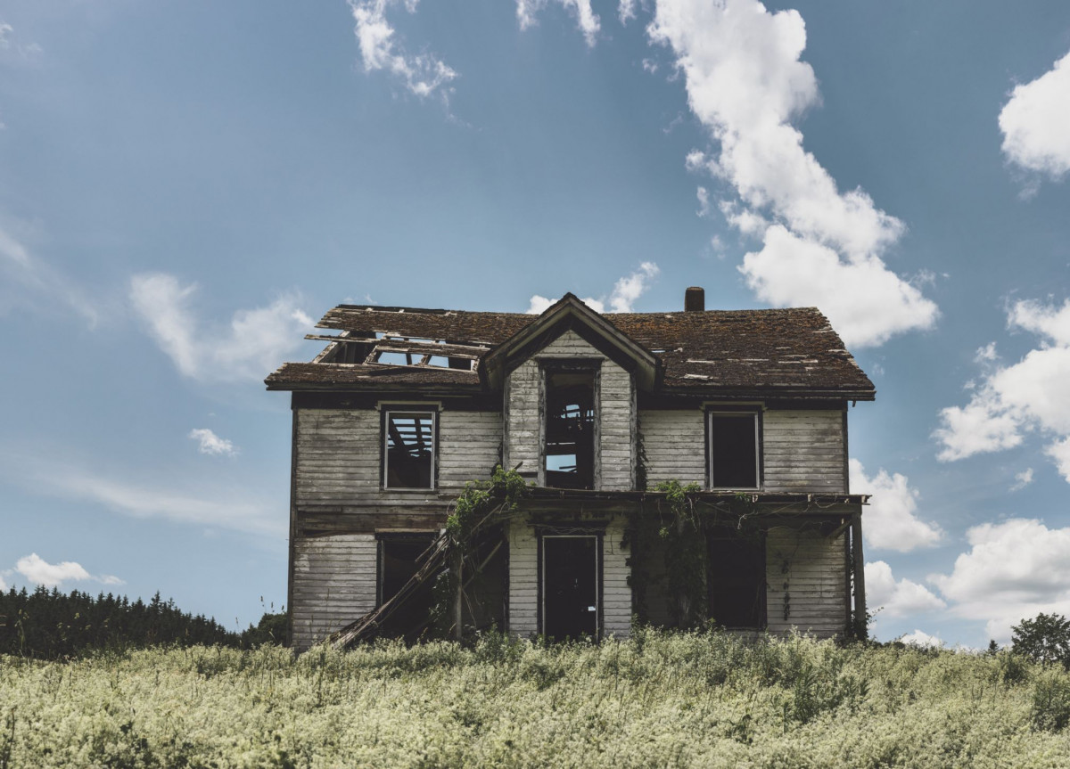 Ein verlassenes Haus in schlechtem Zustand
