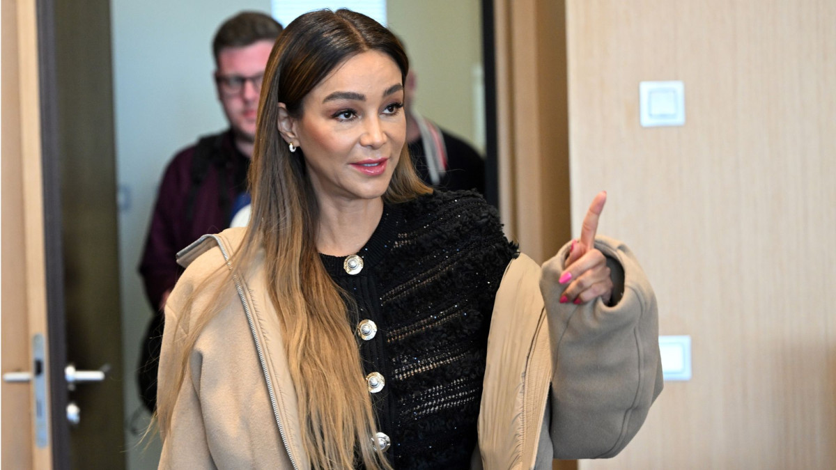 Verona Pooth mit erhobenem Zeigefinger