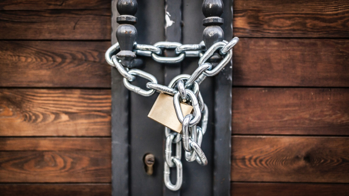 Gesperrte Tür mit Kettenschloss