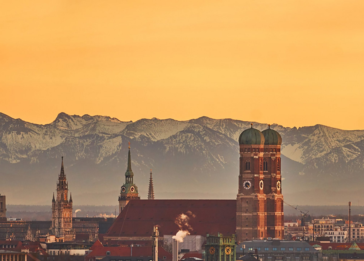 Blick auf München mit den Alpen im Hintergrund