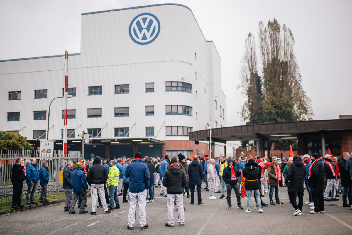 Warnstreik vor dem VW-Werk in Osnabrück.