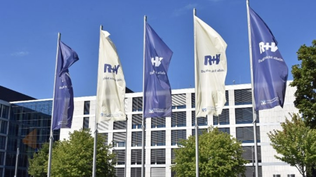 Gebäude und Flaggen der R+V Versicherung