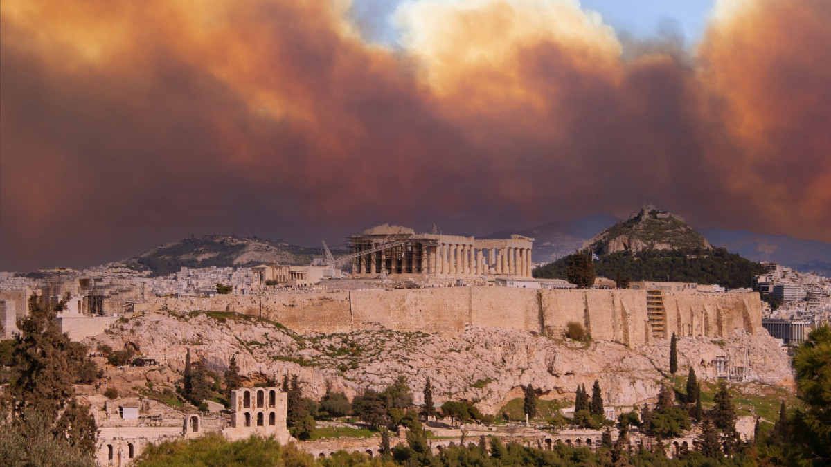 Rauchwolken über der Akropolis in Athen