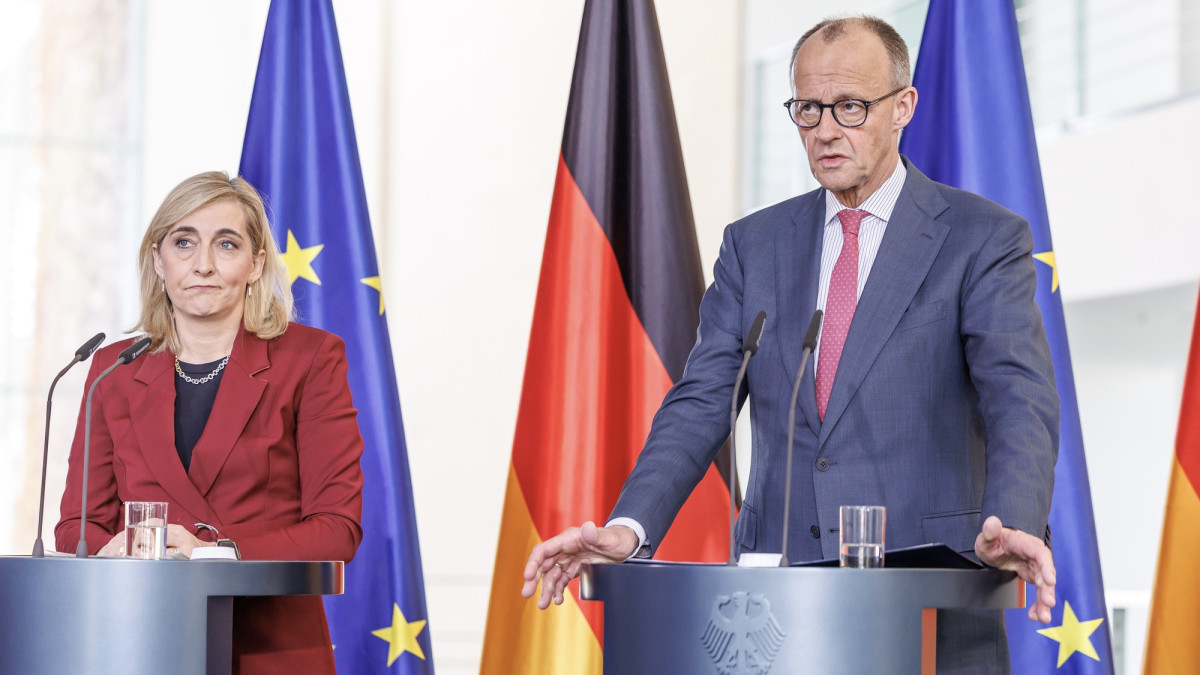 Bundesministerin Nina Warken mit Bundeskanzler Friedrich Merz (CDU)