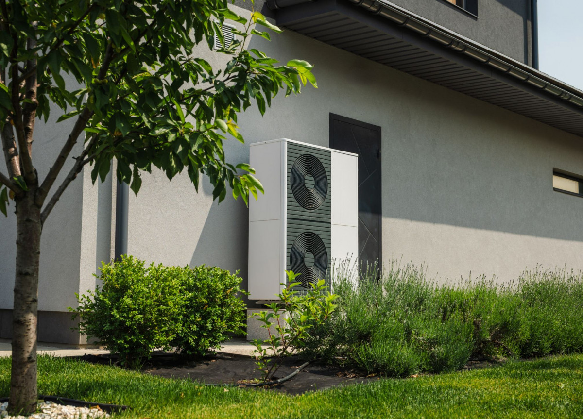 Eine Wärmepumpe steht vor einem Haus