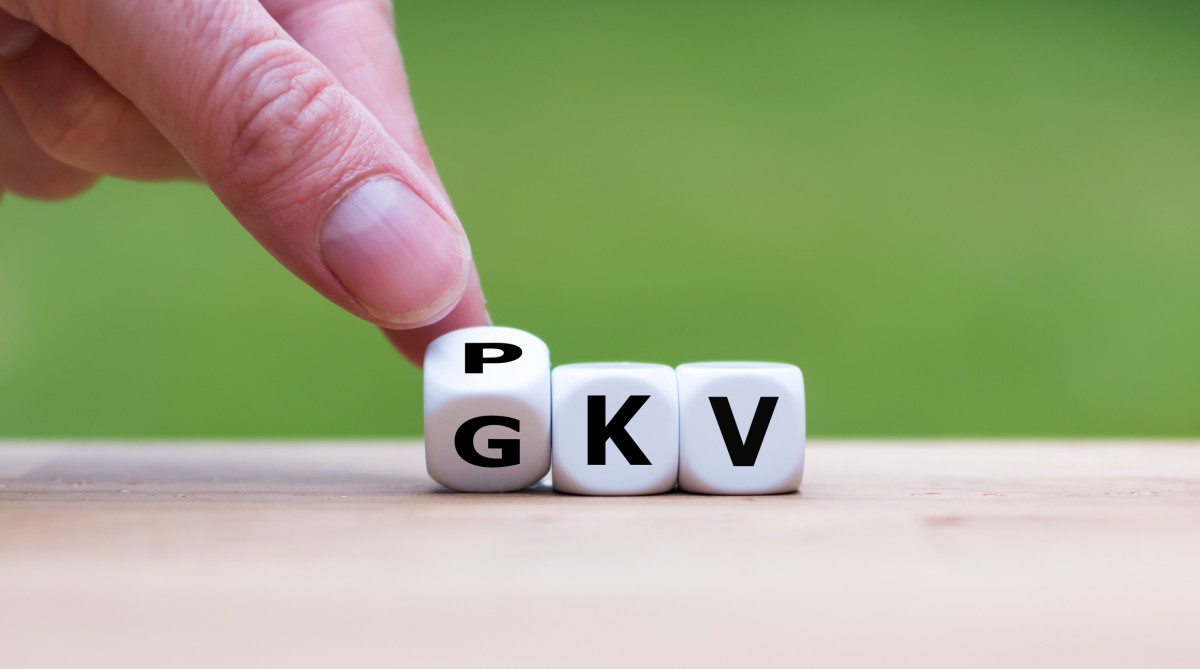 Würfel symbolisieren die beiden Krankenversicherungsarten in Deutschland: PKV und GKV.