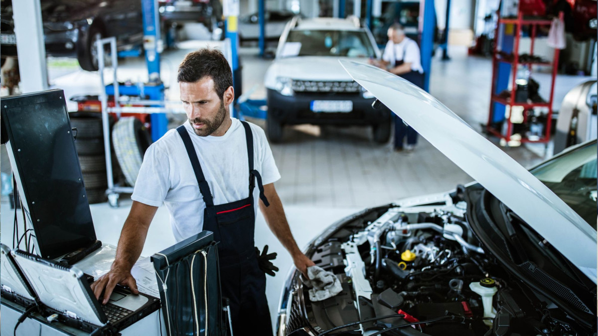 Kfz-Mechaniker in Autowerkstatt