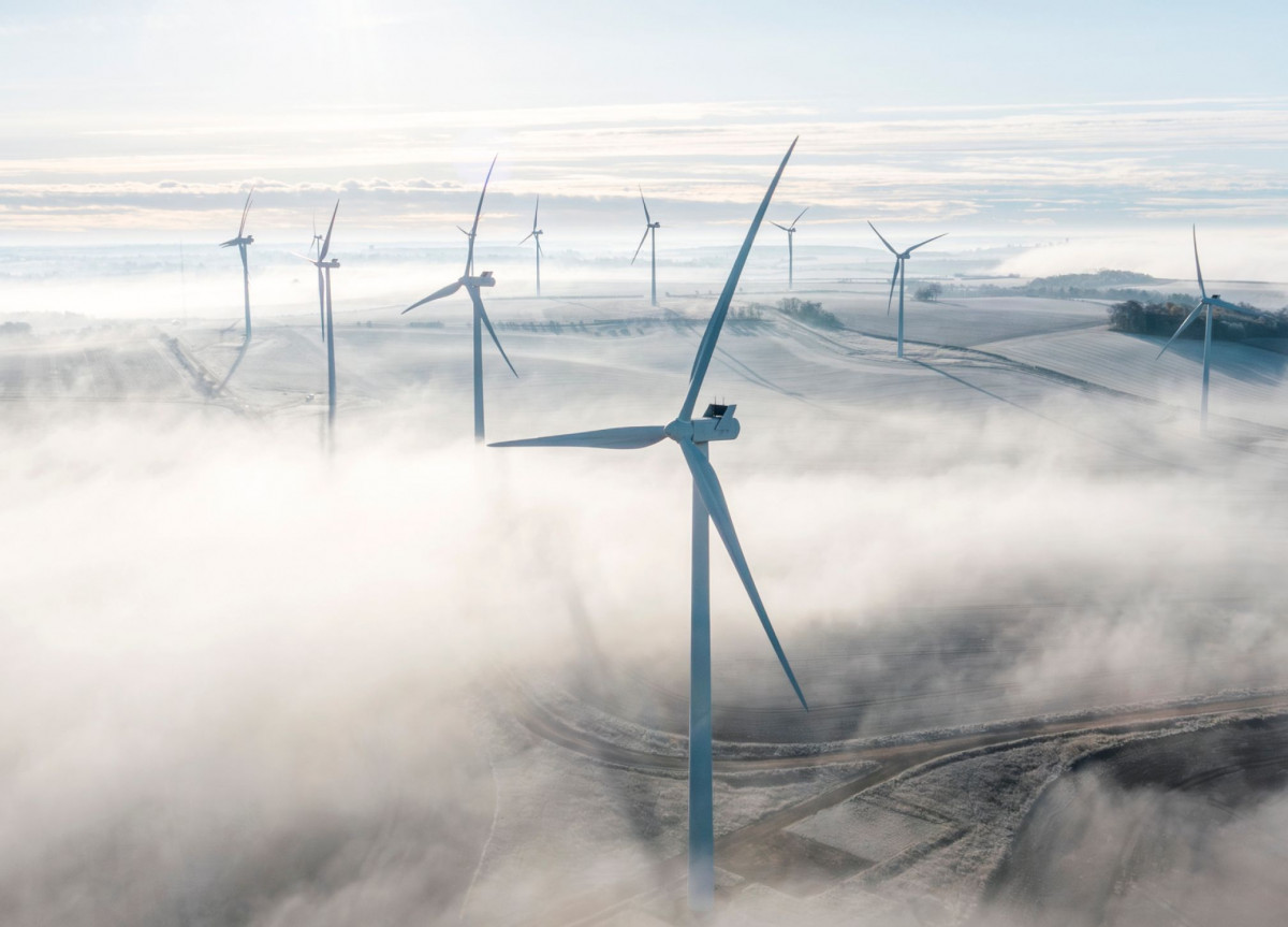 Ein Windpark im Nebel