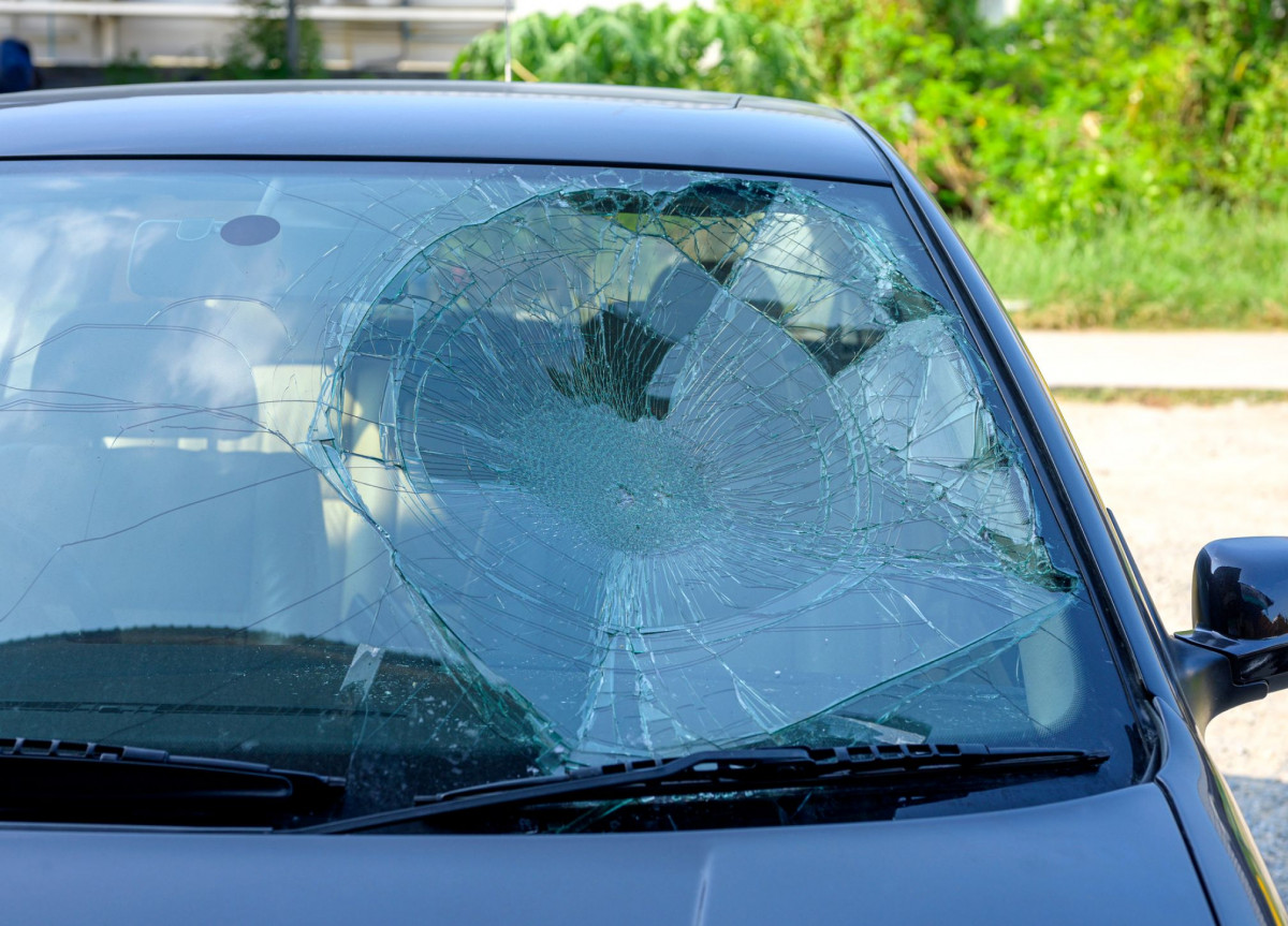 Ein Auto mit einer zerstörten Windschutzscheibe