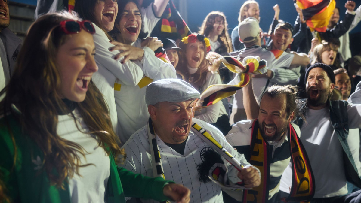Jubelnde Fußball-Fans