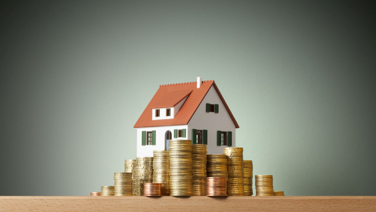 Haus mit mehreren Münzbergen