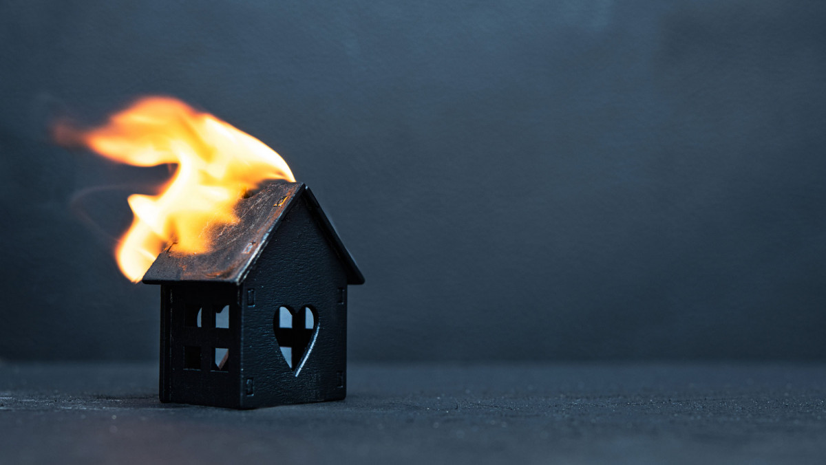 Holzhaus in Flammen