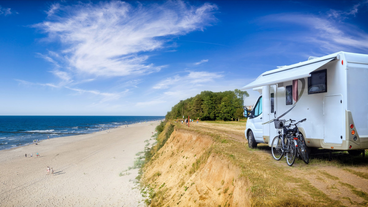 Wohnmobil über einer Klippe an der Ostsee