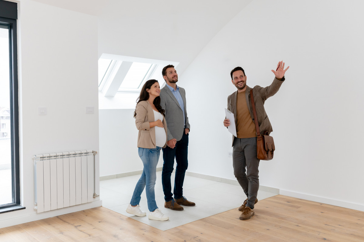 Ein junges Paar besichtigt eine Wohnung