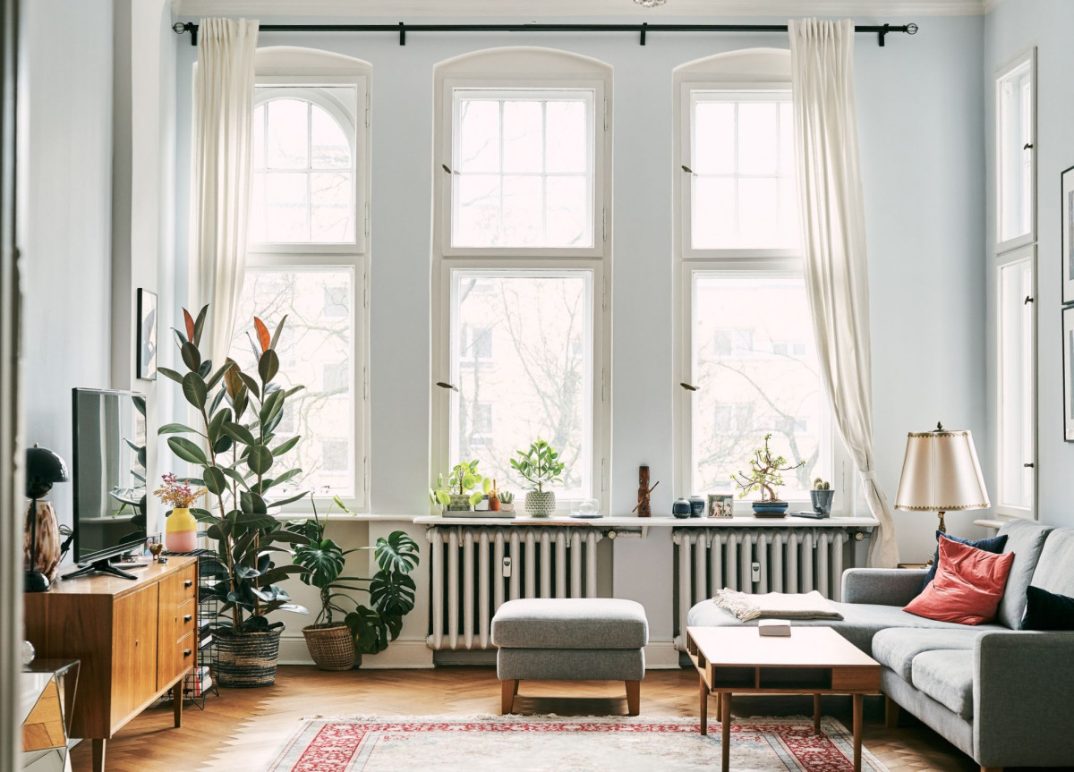 Ein voll eingerichtetes Wohnzimmer