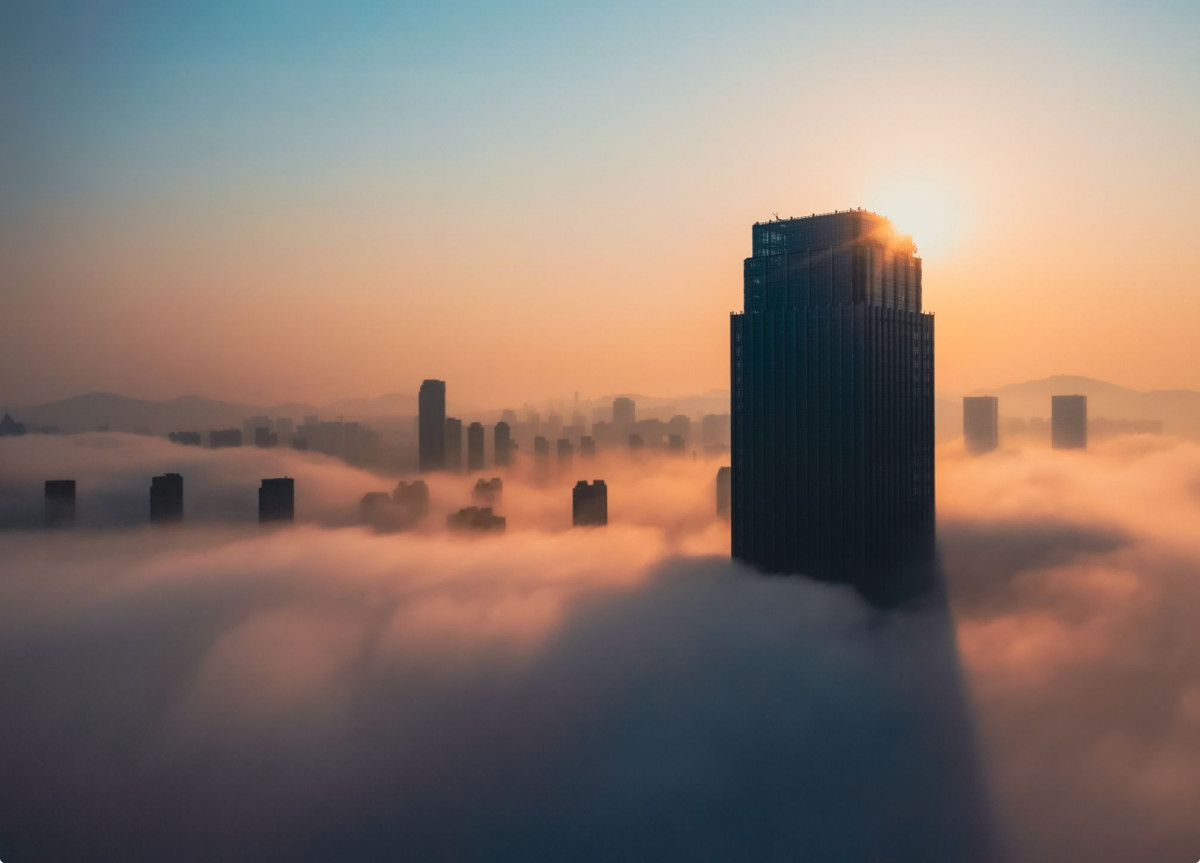 Ein Hochhaus ragt aus den Wolken