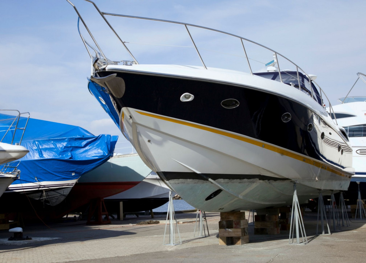 eine Yacht in einem Lager