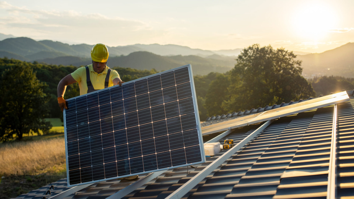 Solarenergieanlage mit Arbeiter