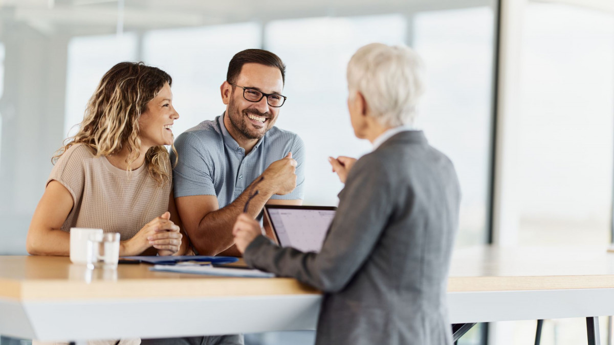 Zufriedene Kunden mit ihrer Versicherungsvermittlerin