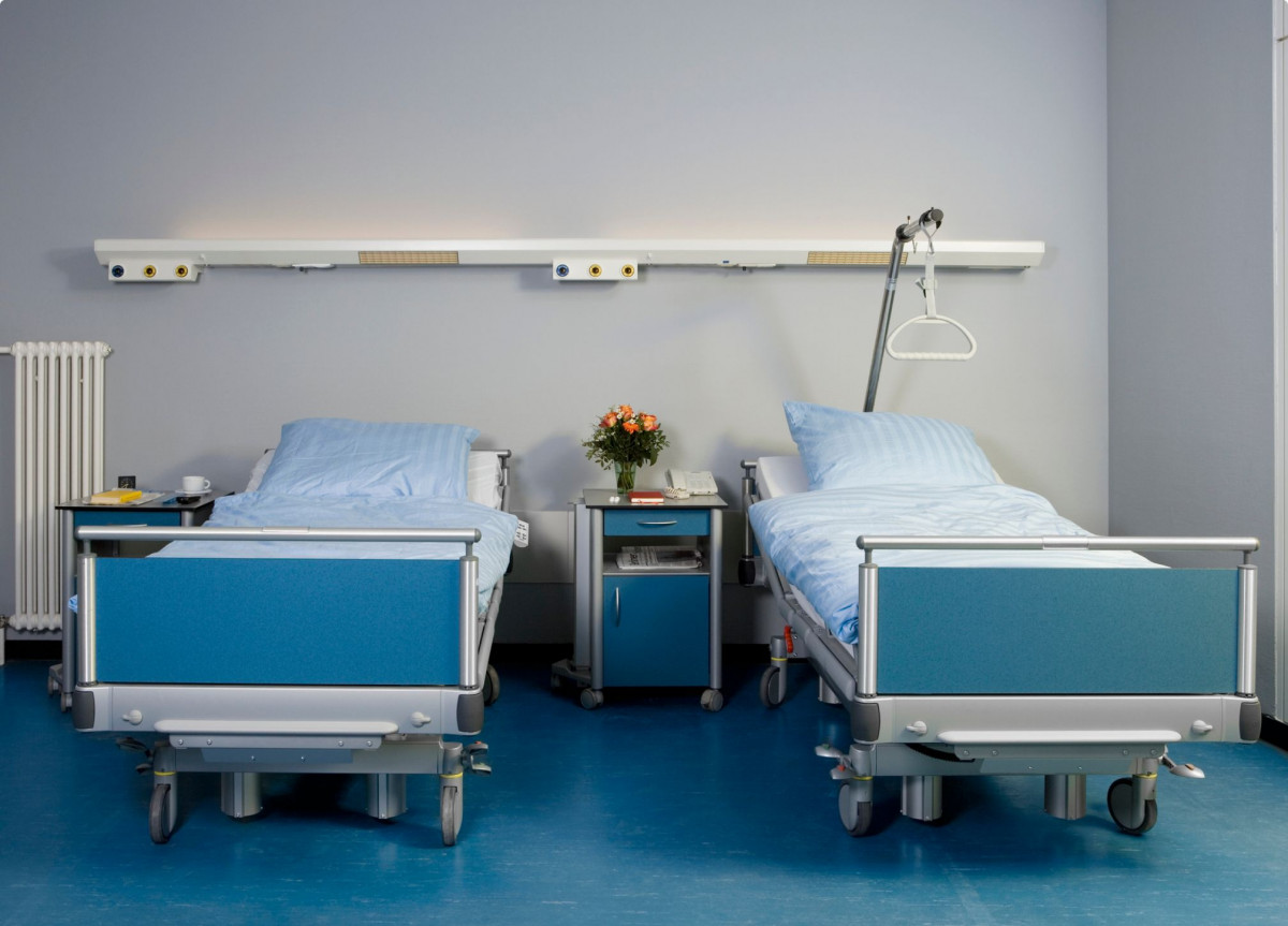 Ein Zimmer in einem Krankenhaus mit zwei Betten